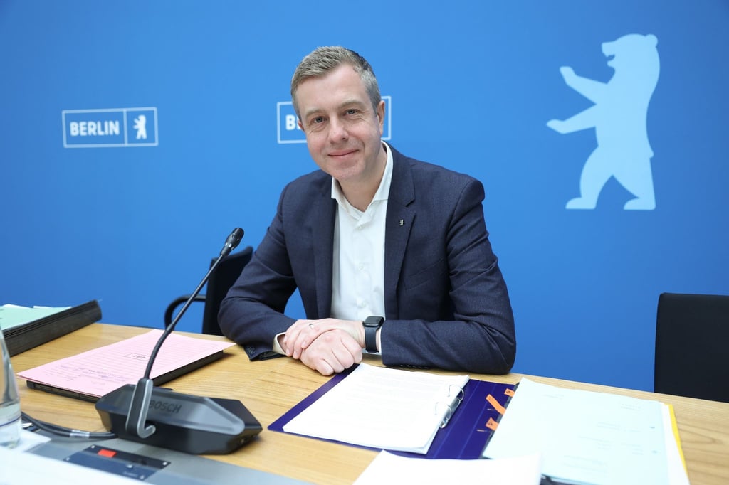 Finanzsenator Stefan Evers spricht auf einer Pressekonferenz.