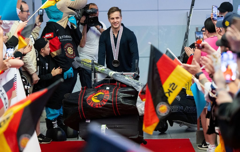 Domik Kahun bei der Ankunft am Flughafen München.