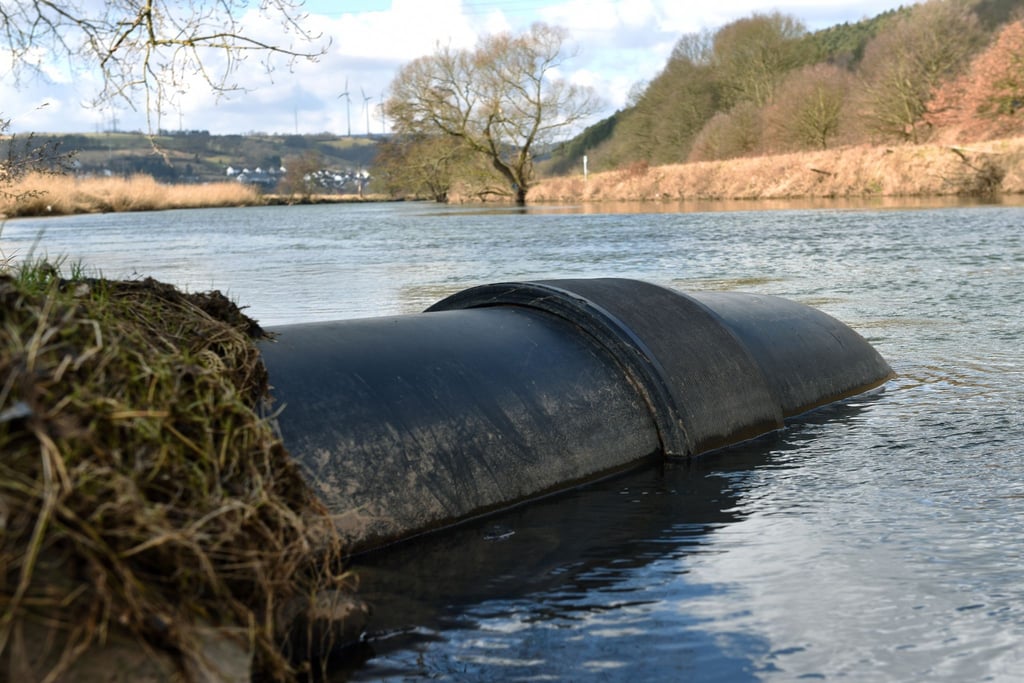 Das Einleitungsrohr für Salzabwasser am Ufer der Werra beim K+S-Verbundwerk Werra.
