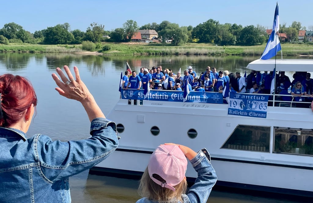 Abfahrt! Mancher Fan wurde am Sonntag um 10 Uhr beim Ablegen der „Marco Polo“ von den Liebsten verabschiedet. 128 FCM-Fans machten sich auf den Weg nach Magdeburg zum letzten Heimspiel des Clubs in dieser Saison.