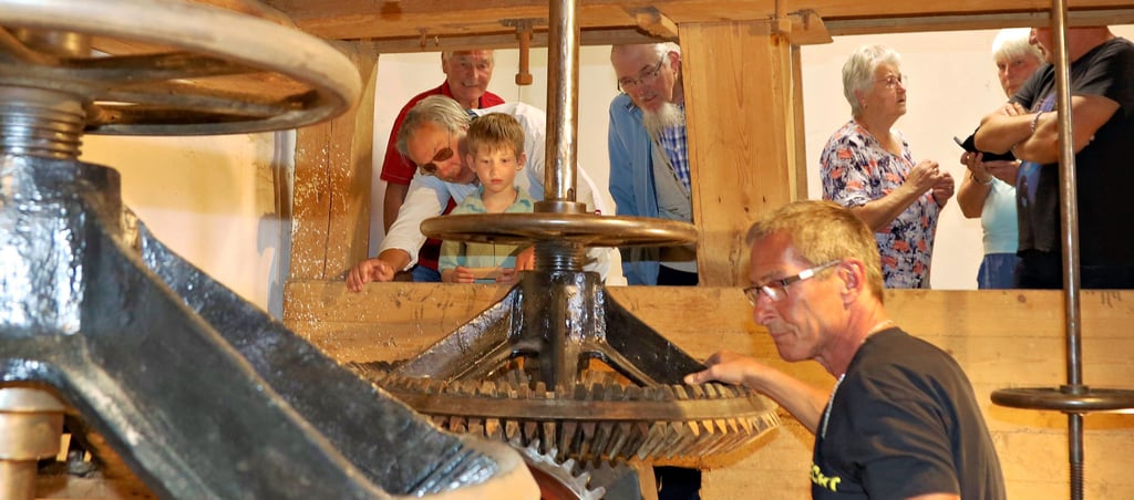 Begeisterung herrschte am Pfingstmontag auf dem Mühlenhof in Ebendorf. Erstmals seit 60 Jahren wurde die historische Elektromühle in Gang gesetzt und der Öffentlichkeit präsentiert.