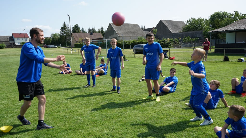 Jan Rostkovius von der Kita-Ballschule begeisterte die Teilnehmer am Fußballcamp des FCM in Schwiesau.