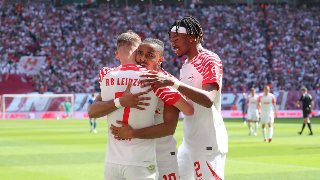 Christopher Nkunku (Mitte) jubelt mit seinen Teamkollegen.