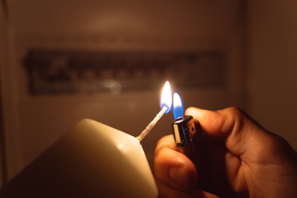 Ohne Strom kein elektisches Licht, gut, wer im Dunkeln Kerzen griffbereit liegen hat.
