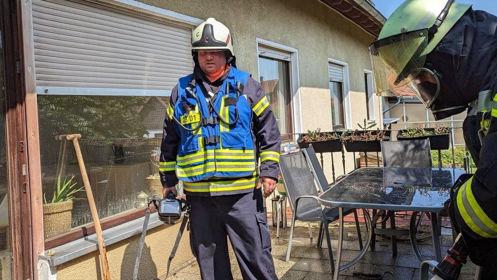 Oebisfelder Feuerwehrleute haben am Freitagnachmittag auf der Terrasse eines Einfamilienhauses an der Bachstraße in Oebisfelde brennende Sitzauflagen gelöscht. So konnte gerade noch verhindert werden, dass der Brand auf das Gebäude übergreift.