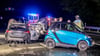 Feuerwehr und Polizei sind an der Unfallstelle im Einsatz.