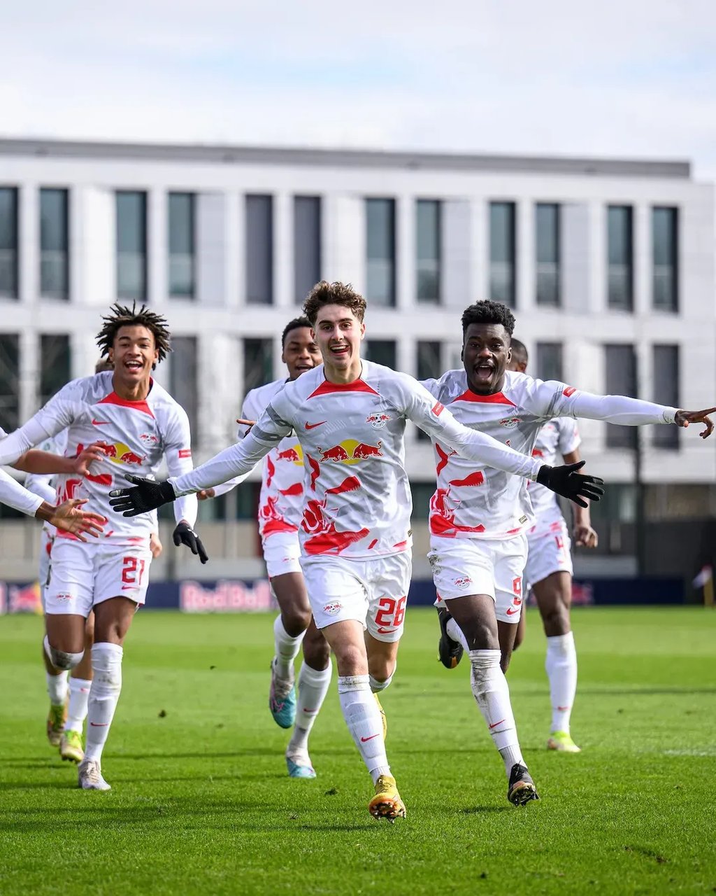 Die U19 von RB Leipzig jubelt.