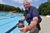 Steffen Sauer misst die Temperatur im großen Schwimmbecken. 