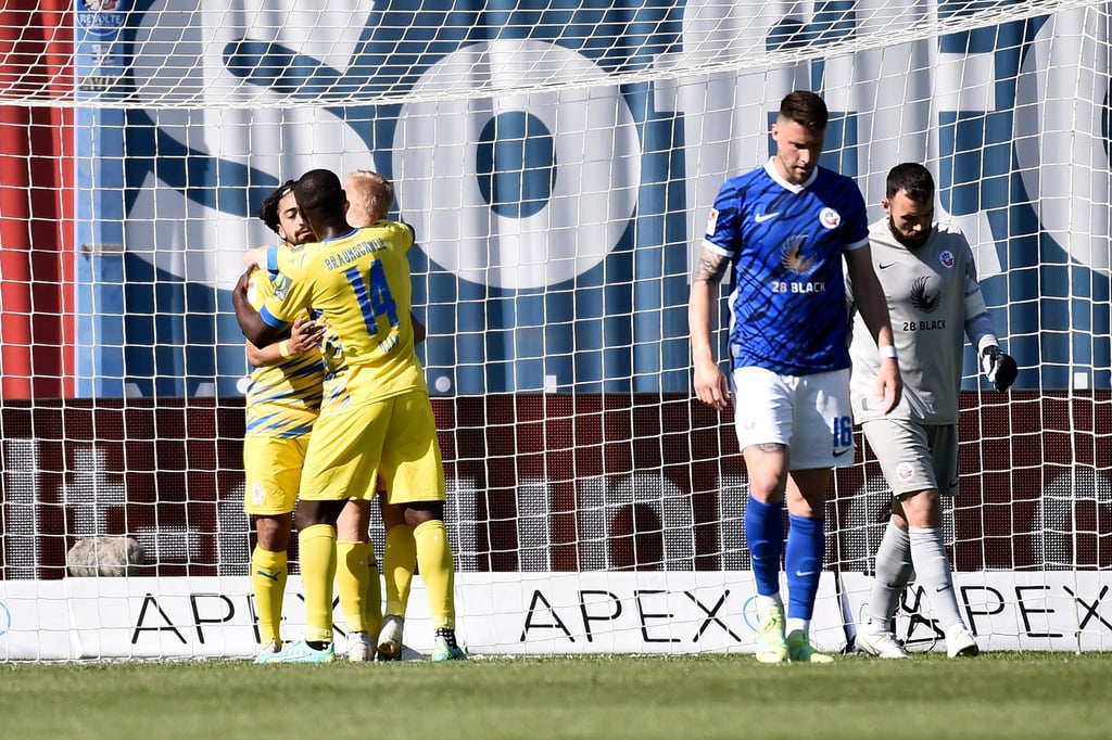 Braunschweigs Spieler jubeln nach ihrem Elfmeter zum 1:1.