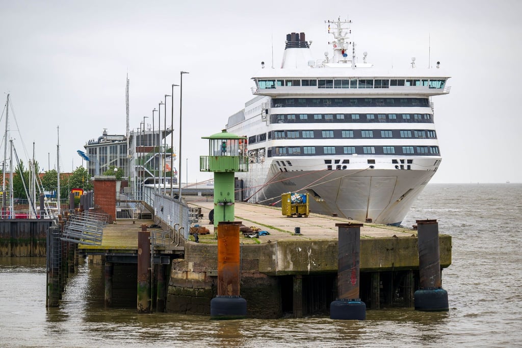 Das Schiff "Romantika" liegt am Kai.