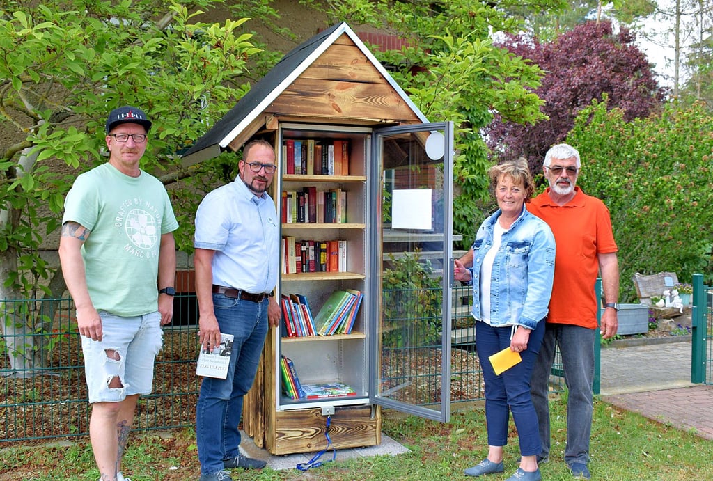 Witzige Idee in Biederitz bei Magdeburg Ein Kühlschrank voller Bücher