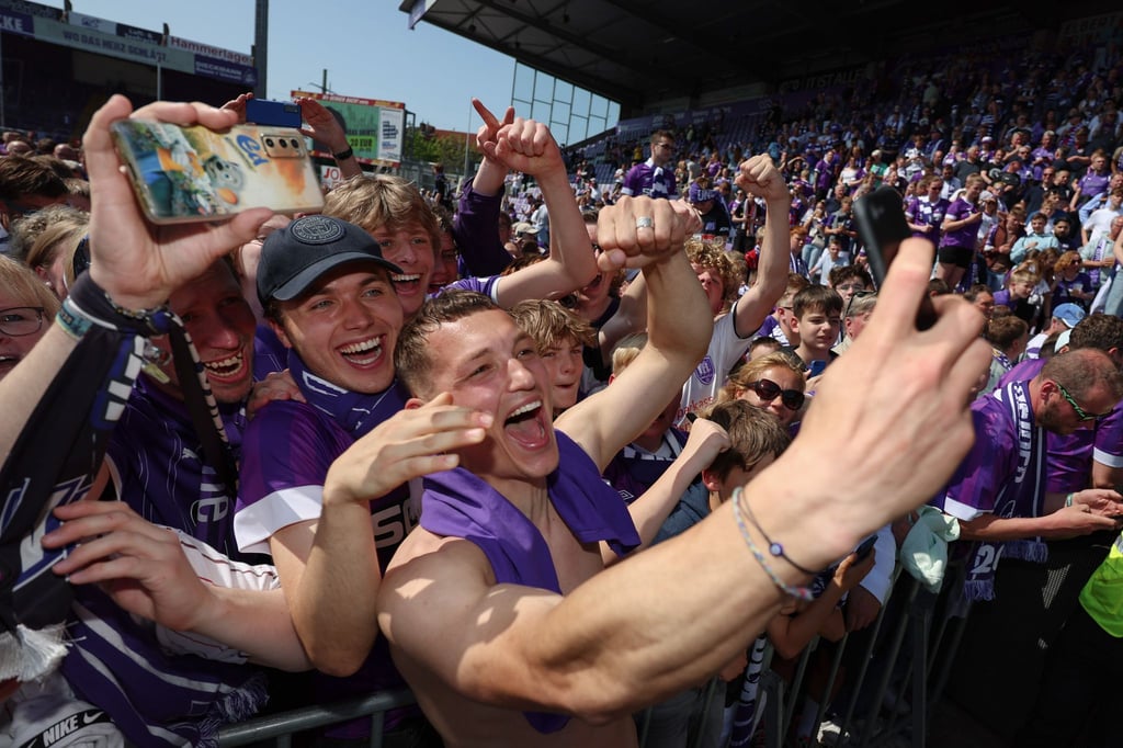 Osnabrücks Sven Köhler feiert den Aufstieg in die 2. Bundesliga nach Spielende mit den Fans.