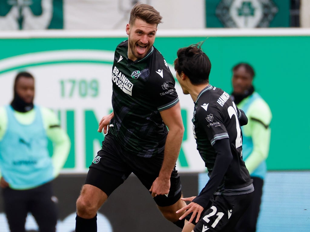 Hannovers Hendrik Weydandt (l) jubelt mit Teamkollege Sei Muroya nach seinem Tor zum 1:0.