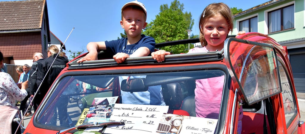 Paul (7) und Marieke (4) präsentieren die Ente ihres Vaters Michael Himstedt aus Bad Lauterberg beim Oldtimertreffen in Hasselfelde.