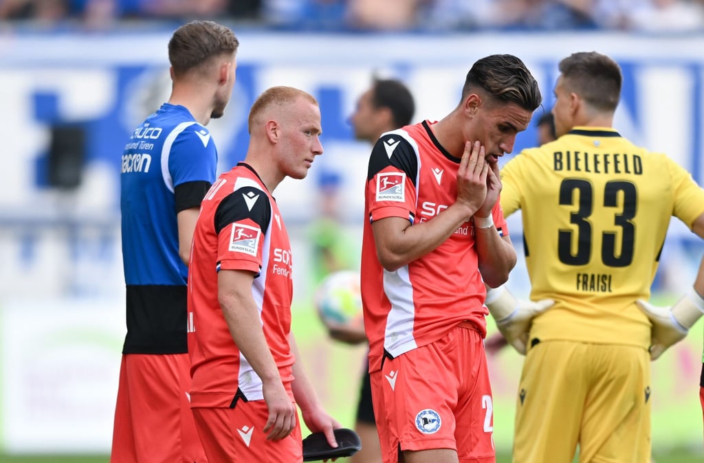 Sebastian Vasiliadis (l-r), Theo Corbeanu und Torwart Martin Fraisl reagieren nach der Niederlage.