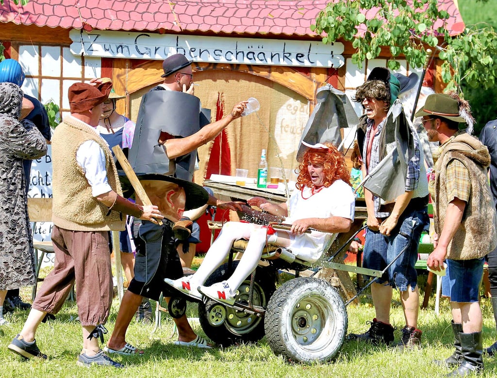 Nicht leicht hatte es diesmal die Dorfschönheit beim Räuberspiel zu Pfingsten in Strenznaundorf.