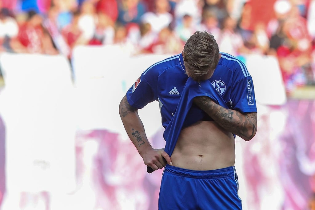 Schalke-Stürmer Sebastian Polter kann nach dem Abstieg die Tränen nicht zurückhalten.