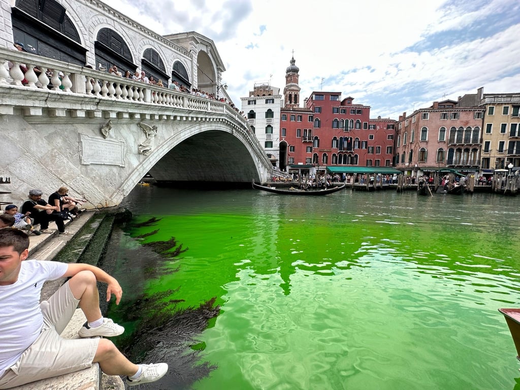 Der Canale Grande ist auf einmal grün.