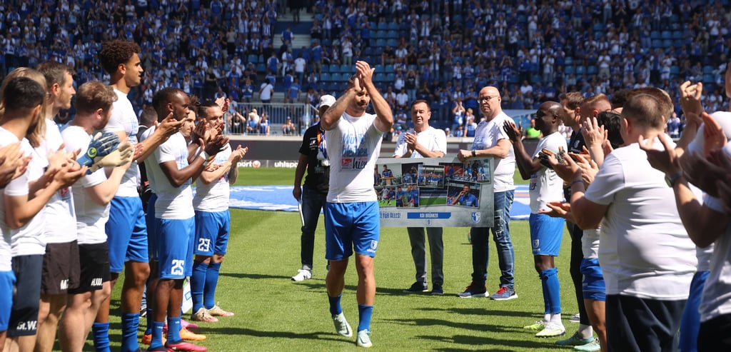 Der Fanliebling des 1. FC Magdeburg schreitet unter tosendem Applaus durchs Spalier: Kai Brünker. Der 28-jährige Angreifer ist nicht der einzige Abgang bei den Blau-Weißen nach dieser Zweitliga-Saison.