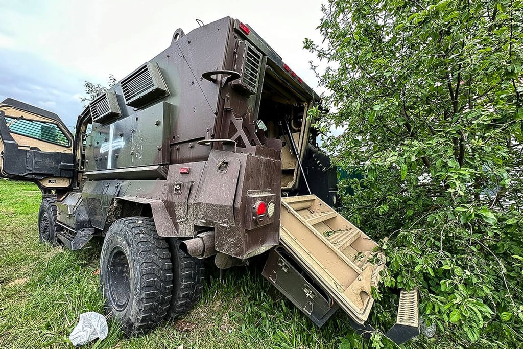 Auf diesem vom Telegrammkanal des Gouverneurs der Region Belgorod veröffentlichten Handout-Foto ist ein beschädigtes Militärfahrzeug zu sehen.