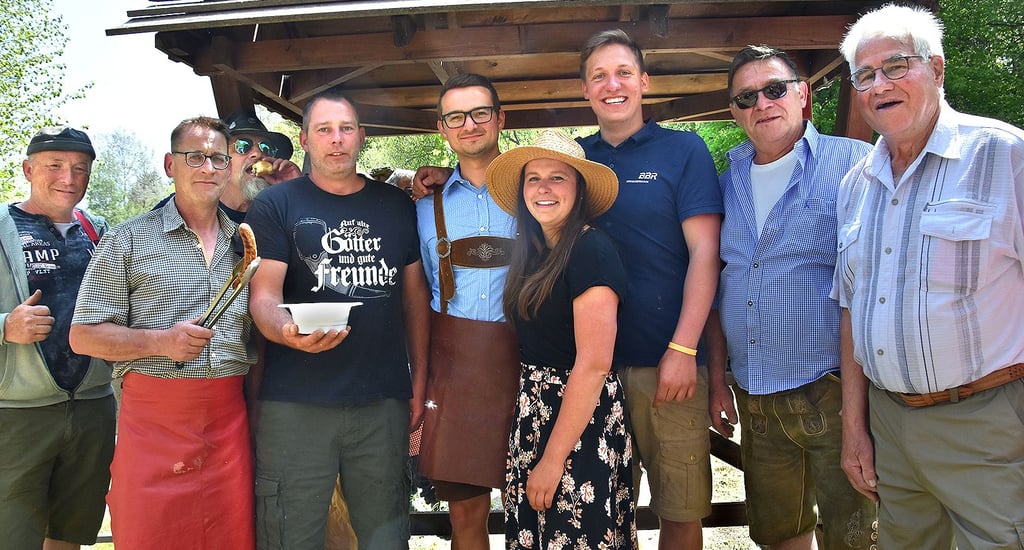 Das Versorgungsteam hat beim Heimatfest am Gondelteich alle Hände voll zu tun damit zu tun, um den Gästen Grillwurst, Soljanka und Co. zu kredenzen.