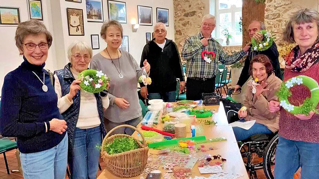 Mitglieder der Selbsthilfegruppe Multipler Sklerose beim Osterbasteln im Schafstall in Kläden im März. Die Leiterin Heike Dittmer (3. von links) organisierte den Ausflug.