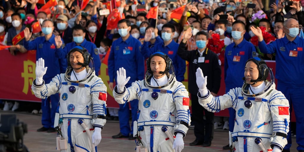Die chinesischen Astronauten der Shenzhou-16-Mission(l-r): Gui Haichao, Zhu Yangzhu und Jing Haipeng.