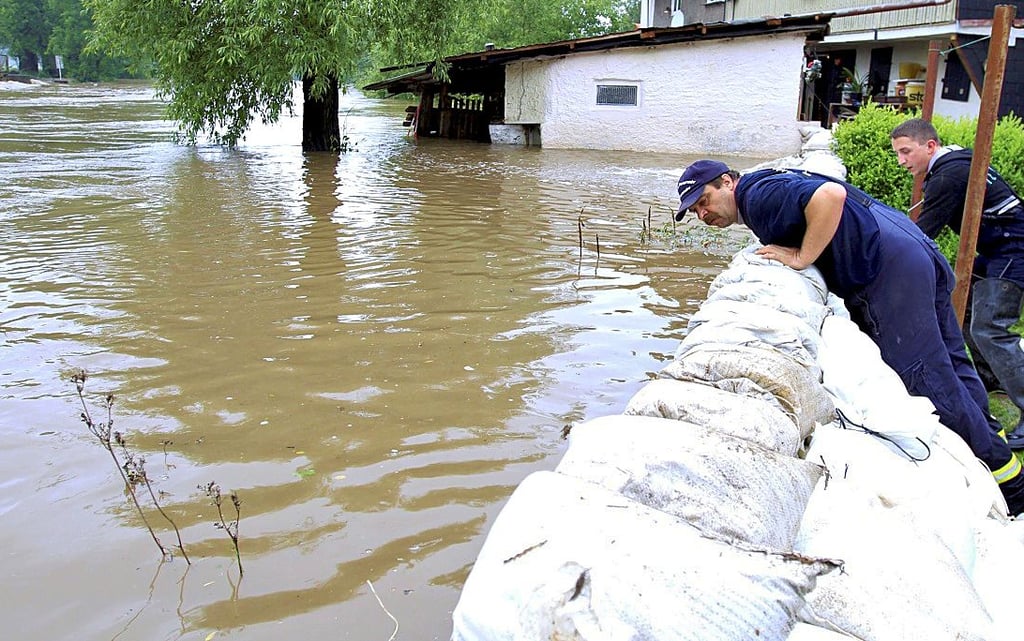 Koßweda: Steffen Kanis schaute nach dem Wasserstand.