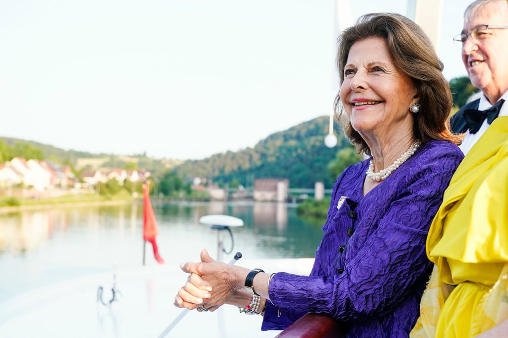 Königin Silvia von Schweden auf einem Boot auf dem Neckar vor Heidelberg.