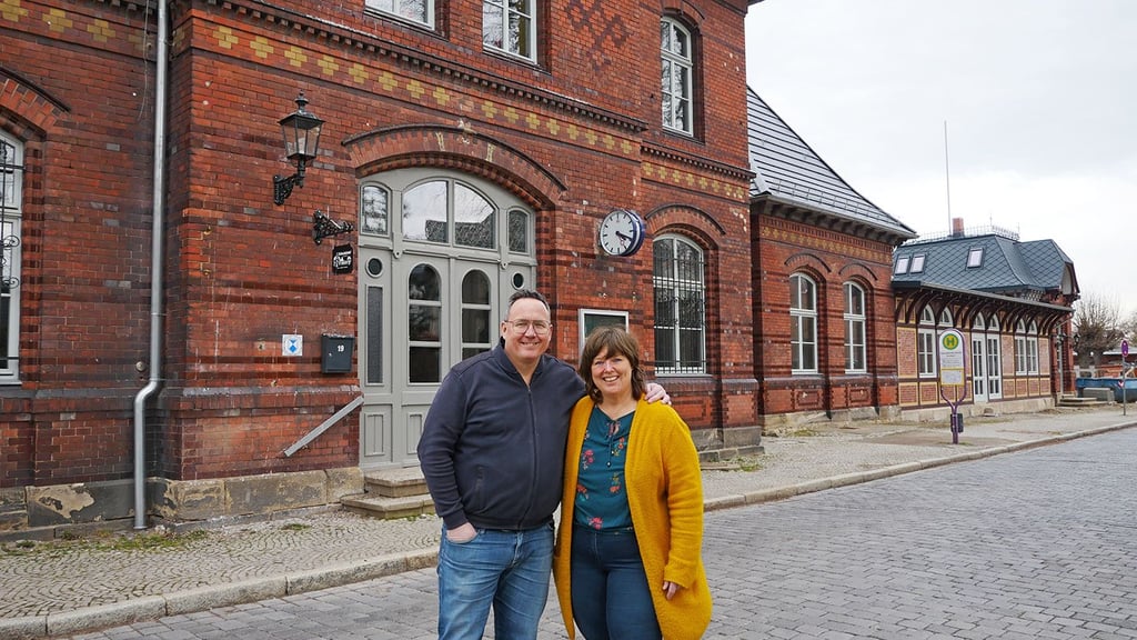 Edward Vernhout und Ingrid Lukens aus dem Harz haben den Schlossbahnhof in Ballenstedt gekauft. In der Vox-Serie "Traumhaus oder Luftschloss?" zeigen sie ihre Fortschritte.
