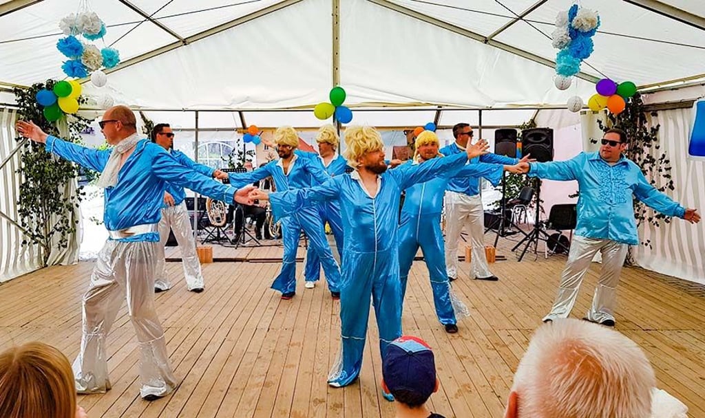 Die HWS-Springer vom Elsteraner Karnevalsverein überraschen die Festgäste in Ruhlsdorf mit ihrer Show.