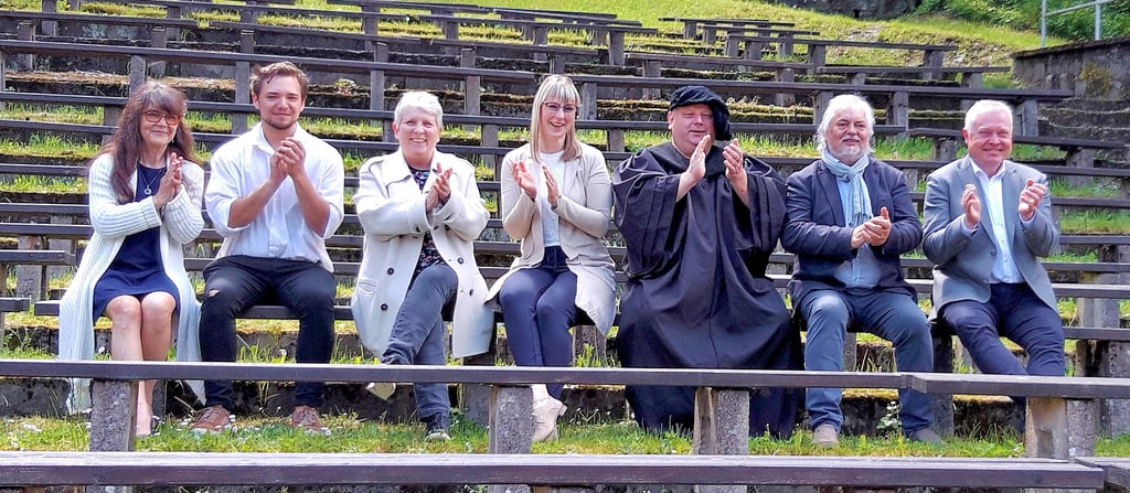 Christiane Jantosch, Müntzer-Darsteller VivianJantosch, Tourismusbereichsleiterin Claudia Hacker, Claudia Illiger vom Projektbüro Bauernkriegsgedenken, Uwe Gajowski als Beauftragter des Landkreises, Mario Jantosch und Südharz’ Bürgermeister Peter Kohl (v.l.) haben große Pläne für Stolbergs Waldbühne.