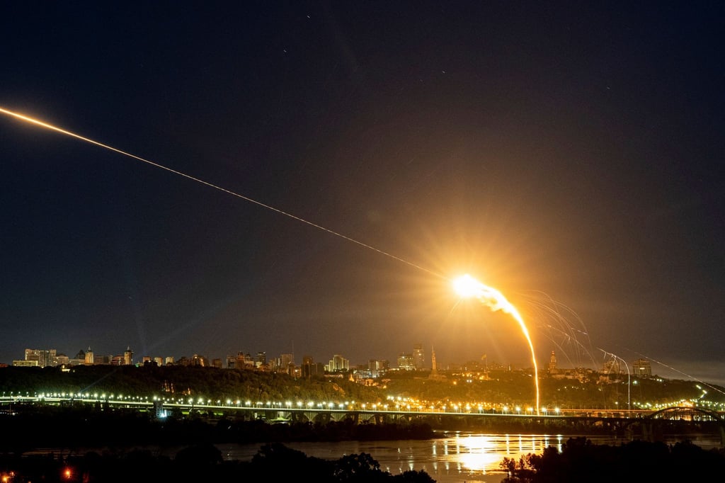 Die ukrainische Luftabwehr fängt beim dritten russischen Luftangriff auf die ukrainische Hauptstadt innerhalb der letzten 24 Stunden eine Shahed-Drohne in der Luft ab.