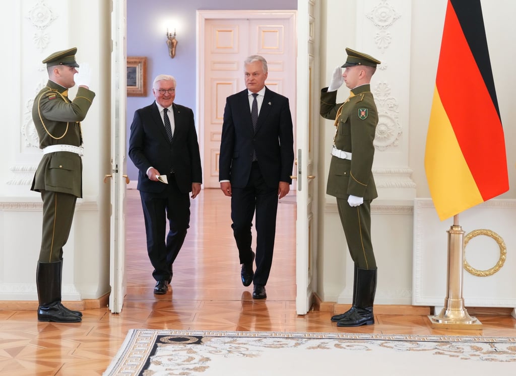Bundespräsident Frank-Walter Steinmeier (l) und Litauens Präsident Gitanas Nauseda kommen zu einer gemeinsamen Pressekonferenz.