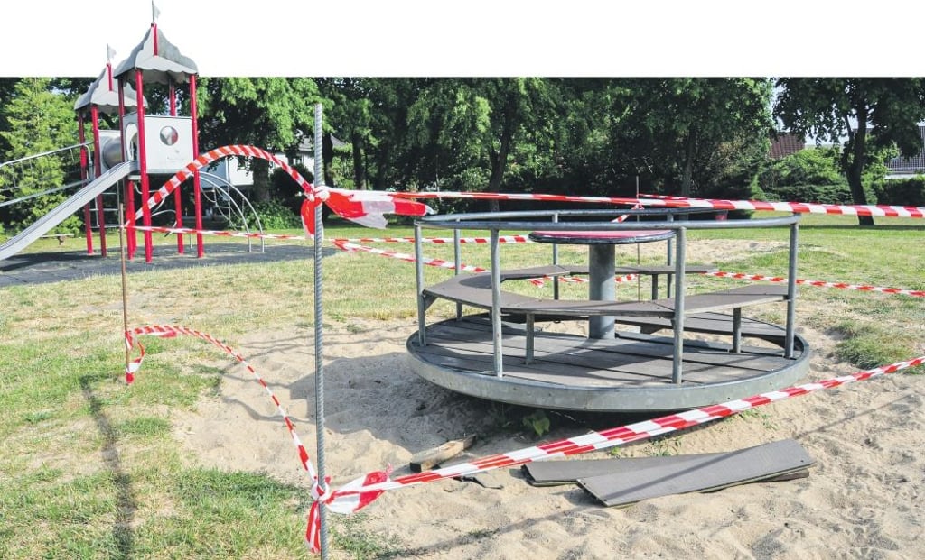 Ein kaputtes Karussell auf dem Spielplatz am Kulturhaus Kalbe. Der Boden wurde herausgetreten.