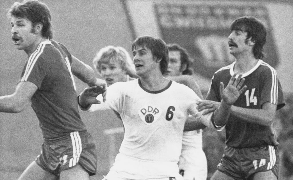 Wolfgang Lakenmacher (M.) rieb sich auch im Länderspiel gegen die BRD mit Joachim Deckarm (l.) und Heiner Brand auf. Doch nicht nur seine sportliche Größe wird in Magdeburg unvergessen bleiben.