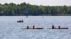 Boote fahren am Pfinstsonntag bei Sonnenschein auf dem Senftenberger See.