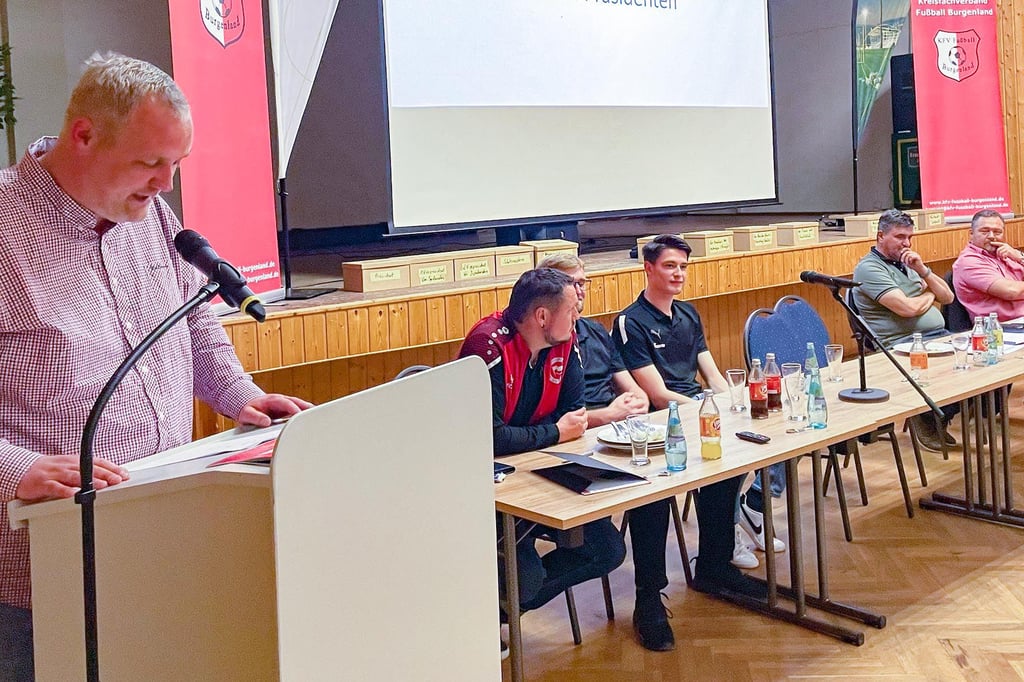 Mathias Leschek, gerade gewählter Präsident des KFV Fußball Burgenland, hält auf dem 5. Ordentlichen Verbandstag in Droyßig sein Schlusswort.