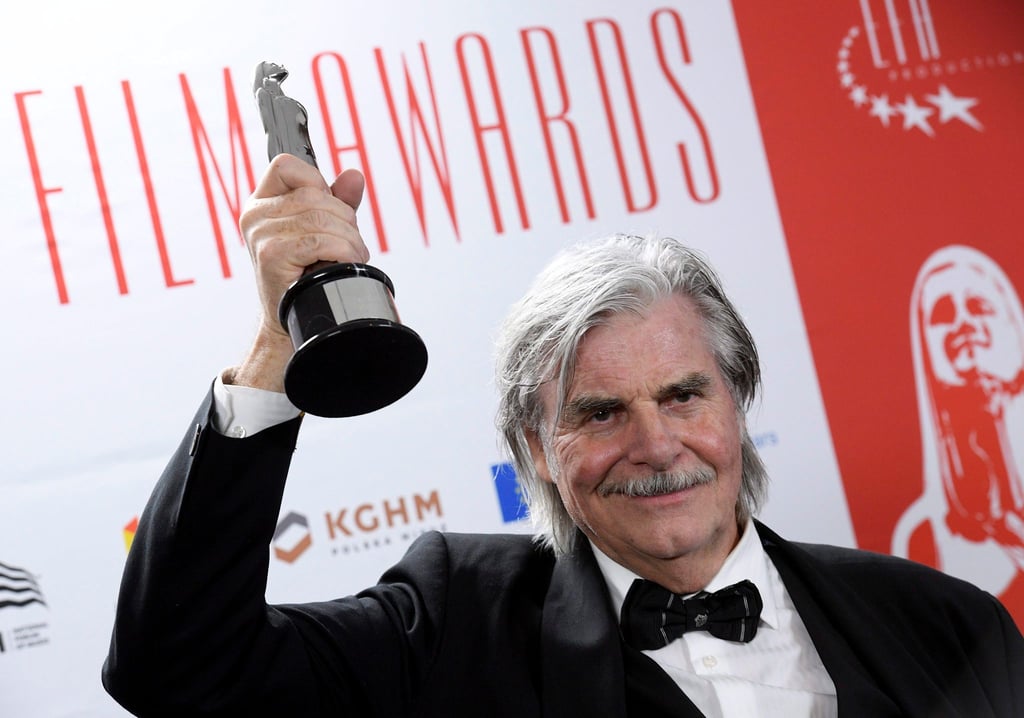 Der österreichische Schauspieler Peter Simonischek zeigt bei der Verleihung des 29. Europäischen Filmpreise seine Auszeichnung (2016).