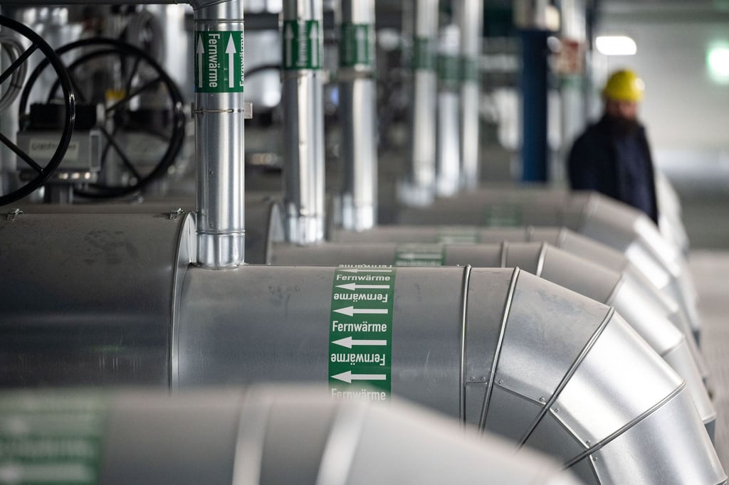 Leitungen sind in der Fernwärmeverteilerstation des Heizkraftwerk 3 Stuttgart-Gaisburg zu sehen