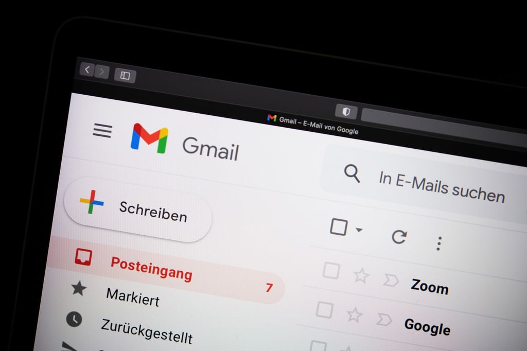 Die gute alte E-Mail gibt es noch: Die meisten Internetnutzer und -nutzerinnen haben ein Postfach und bekommen dort auch täglich einige Nachrichten.