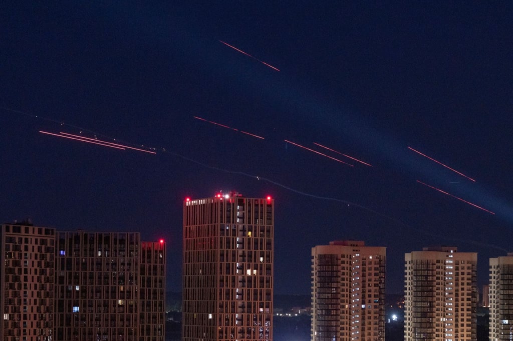 Zahlreiche ukrainische Luftabwehrraketen fangen eine Drohne über der Hauptstadt Kiew ab.
