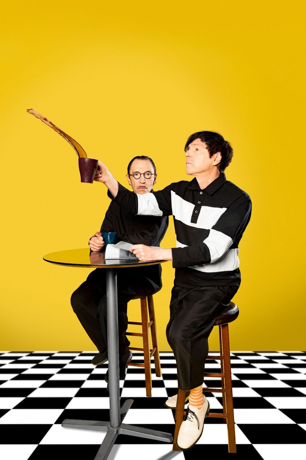 Die Brüder Ron (l) und Russell Mael legen ihr neues Album „The Girl Is Crying In Her Latte“ vor.