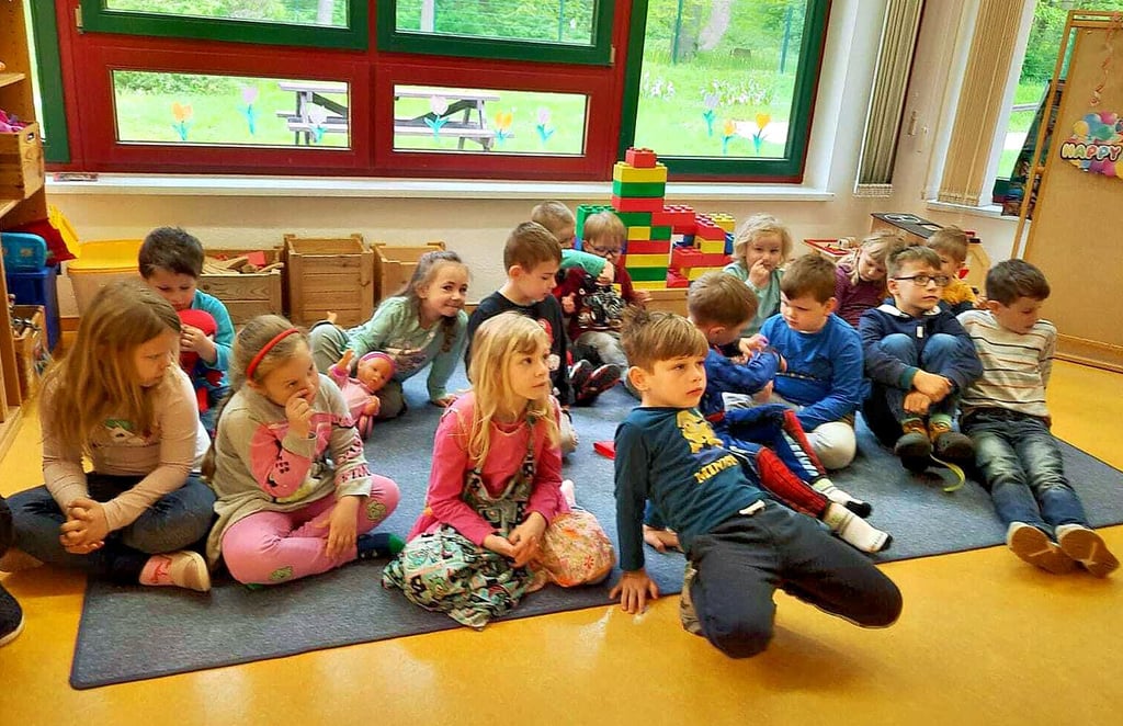 Die Mädchen und Jungen der Kindertagesstätte „Hakelspatzen" in Cochstedt freuten sich über die finanzielle Unterstützung durch den Stadtseniorenbeirat.