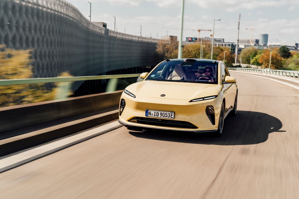Der Nio ET5 ist die kleinere, aber auch günstigere Alternative zum ET7 und EL7. Mit 369 kW/490 PS und bis zu 700 Nm liefert er eine beeindruckende Performance.
