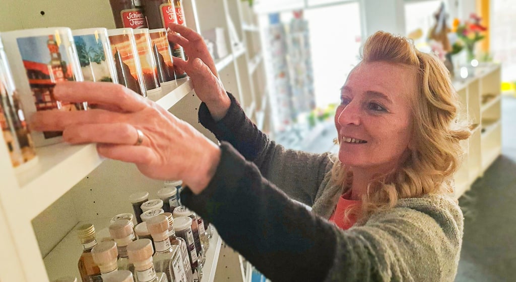 Sandra Lorenz bietet in ihrer Harzgeröder Bücherstube auch regionale Präsente an. Vor zwei Wochen hat sie den Laden an der Schulstraße neueröffnet.