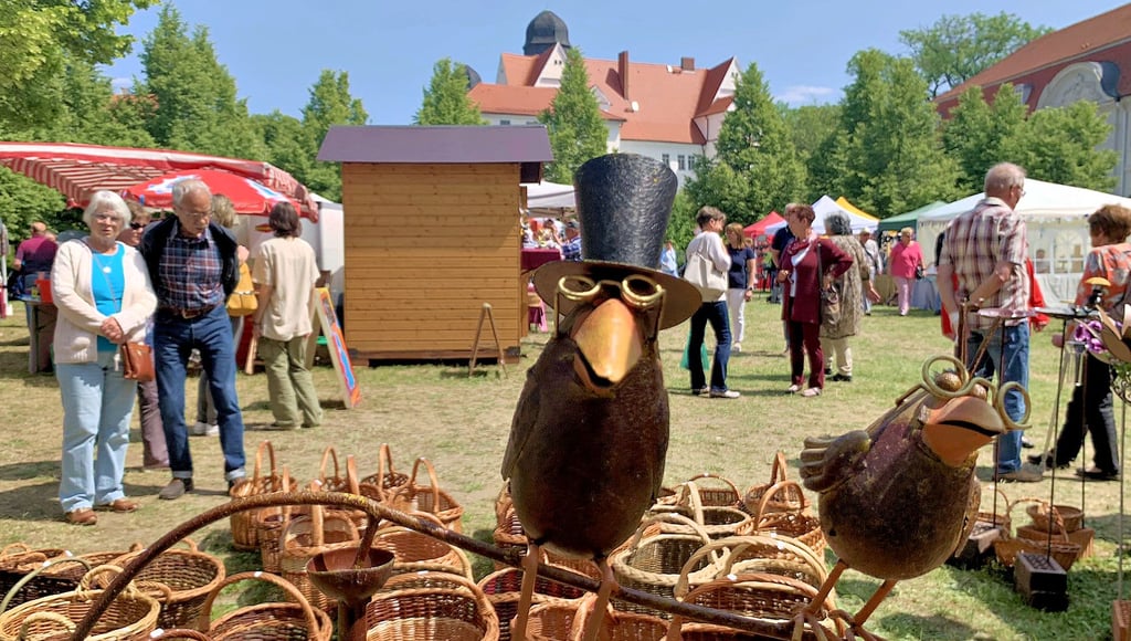 Ines Szamosvari aus Oranienbaum verkauft Körbe aller Art und Metallschmuck für den Garten, darunter diese schrägen Vögel.