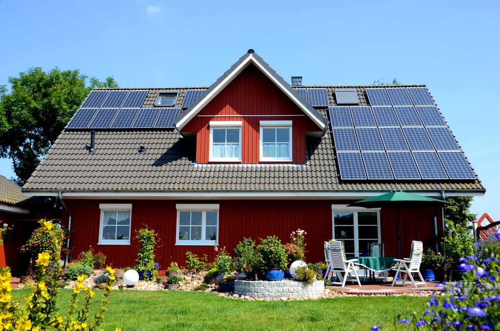 Immer mehr Hausbesitzer denken über eine eigene Photovoltaik-Anlage auf dem Dach nach, um sich selbst mit Energie zu versorgen.