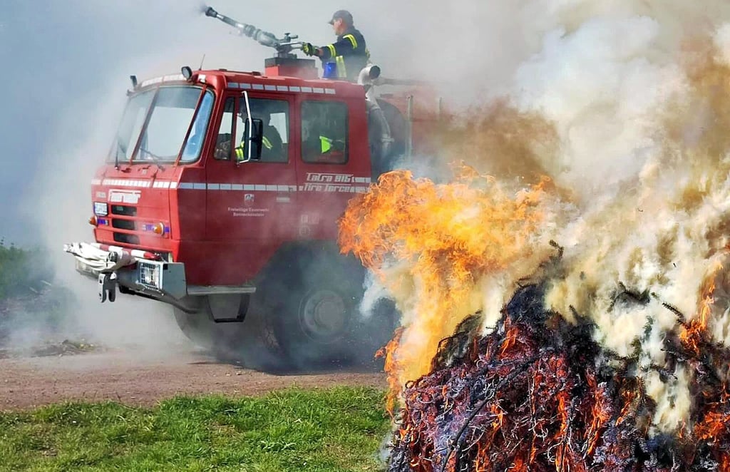 Der Feuerwehrförderverein sorgte rund um die Pfingstfeuer für Sicherheit und Abkühlung.