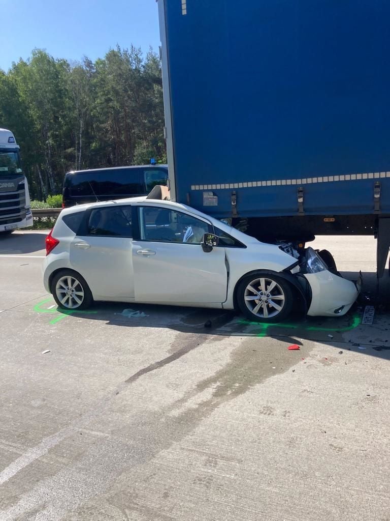 Vollsperrung Aufgehoben: Schwerer Unfall Auf A2! Auto Fährt Ungebremst ...